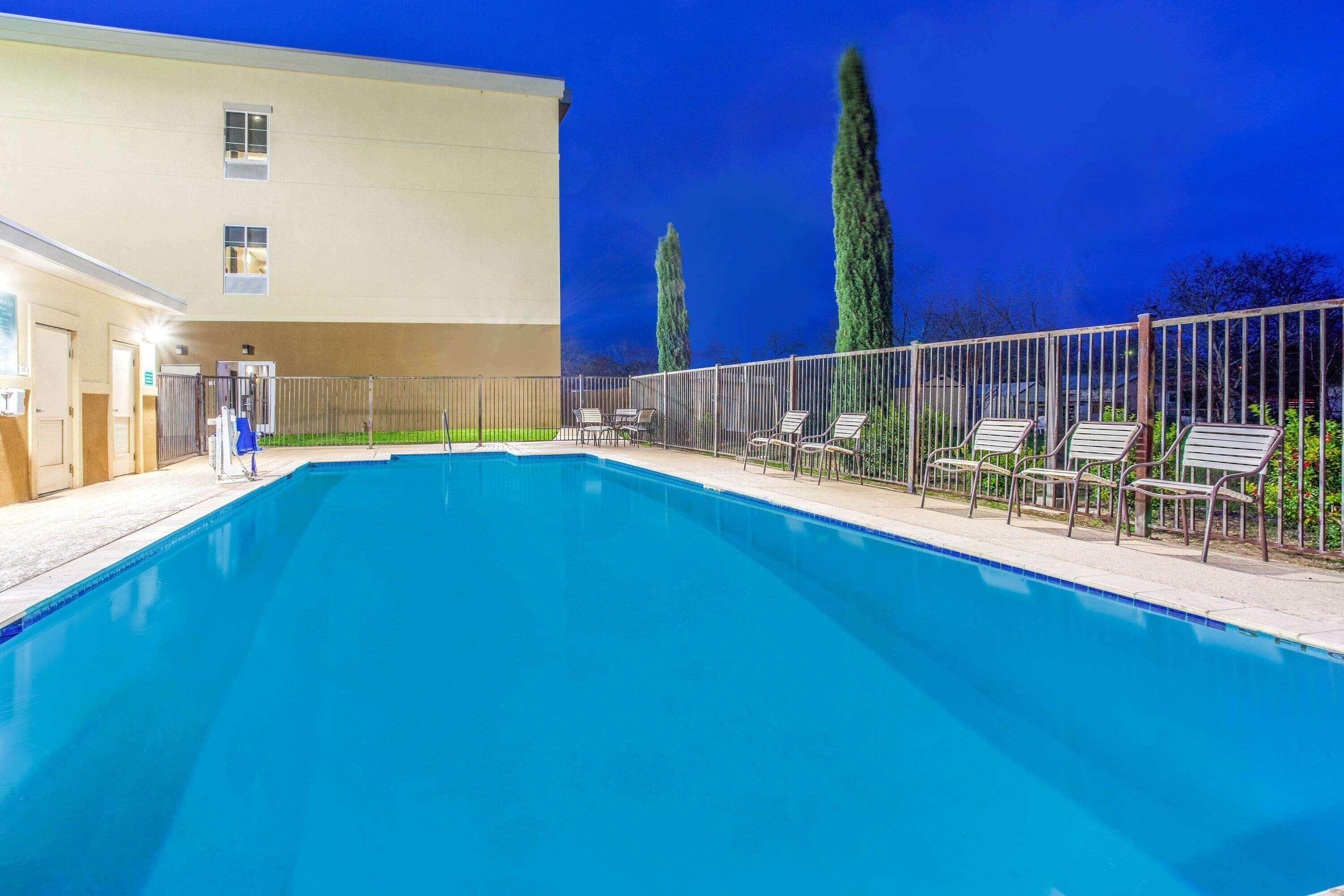 La Quinta By Wyndham Gonzales Tx Exterior foto
